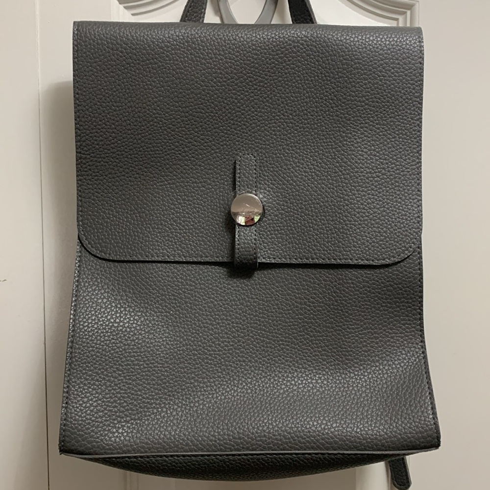 Gray Backpack NWT Adjustable Shoulder Straps Chrome Flap Close Snap Expandable - Picture 10 of 16